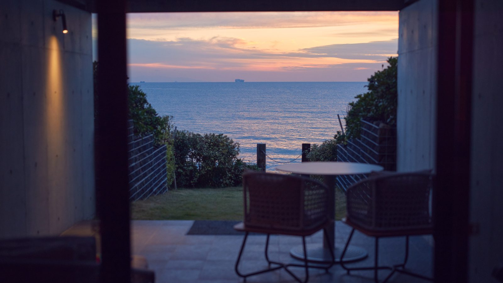 夕暮れの海を望むお部屋のテラス